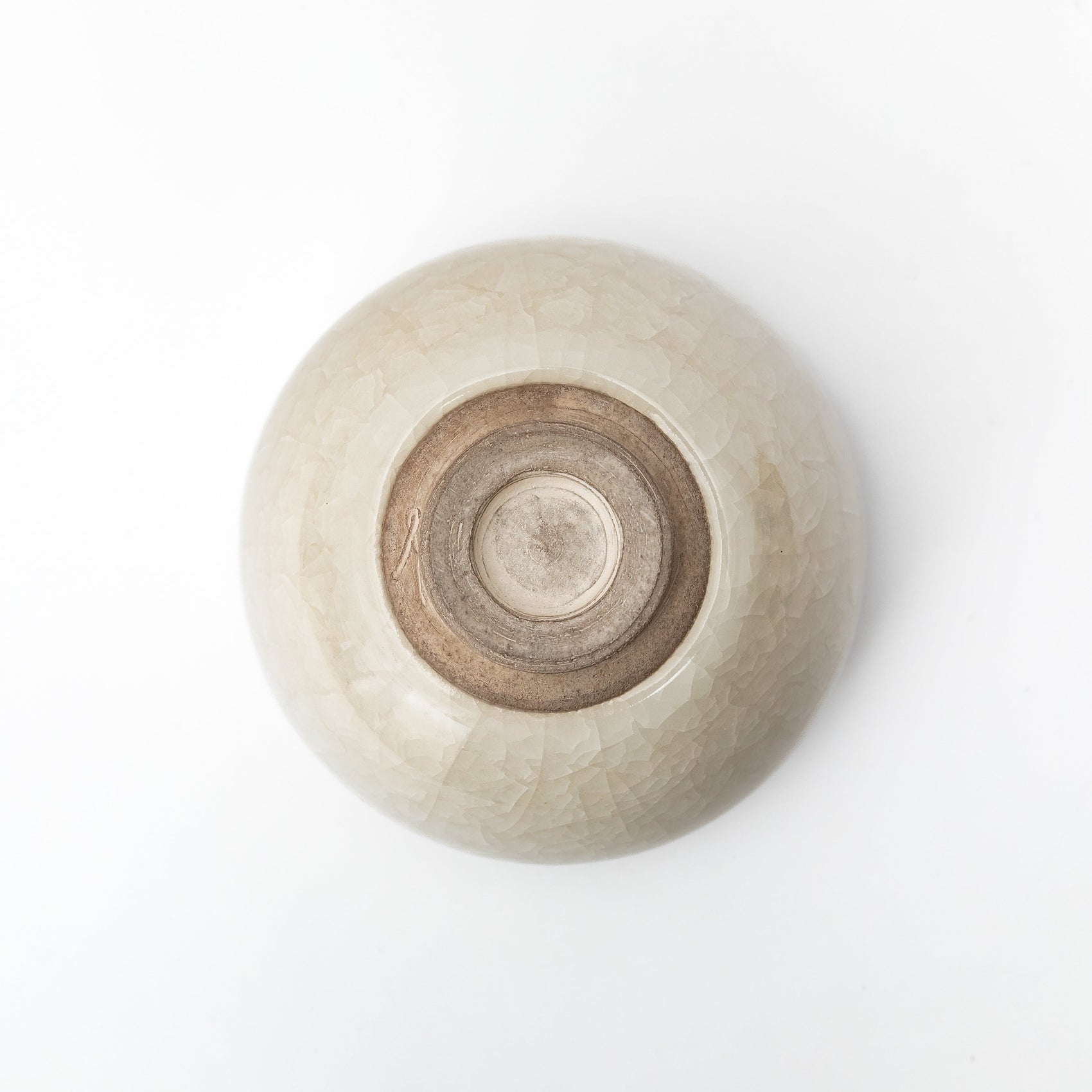 Détail du pied d’un CHAWAN en porcelaine blanche - bol à thé japonais | céramiques japonaises | par Takeshi Imaizumi | wanova