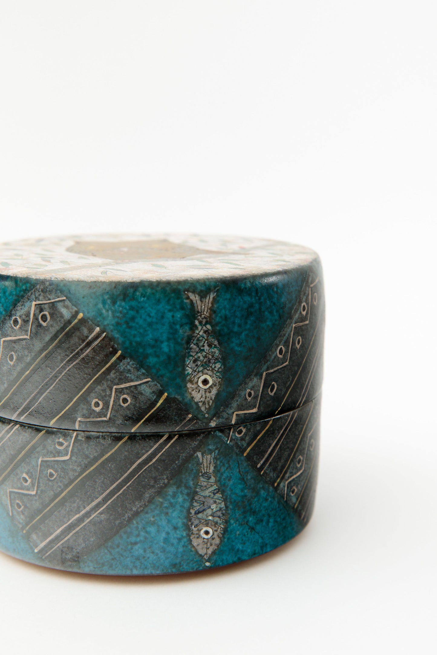 Detail of lid and body junction of luxury japanese ceramic box by Ito Hokuto | wanova