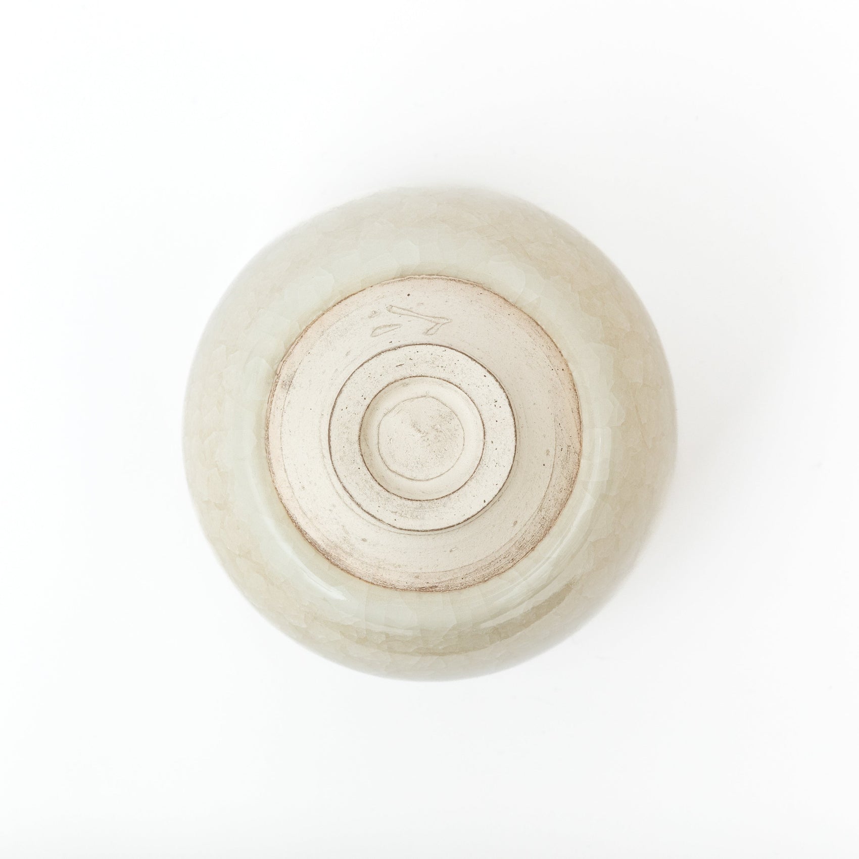 Pied d’un chawan en porcelaine blanche par Takeshi Imaizumi | wanova