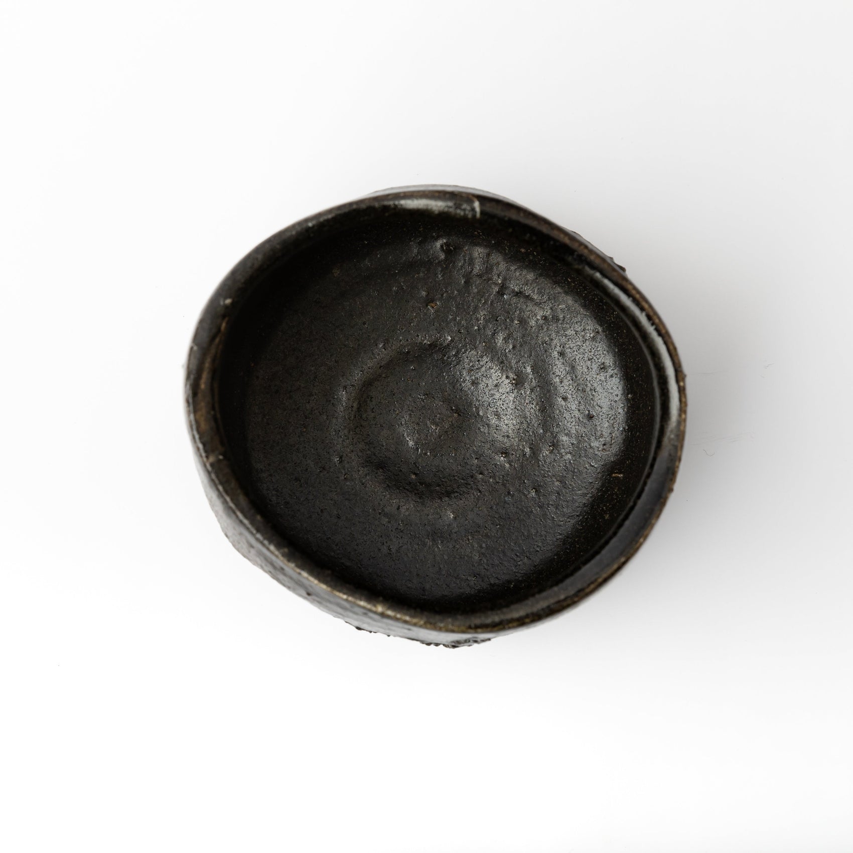 Vue intérieure du dessus d’un chawan noir hikidashi de Kai Tsujimura