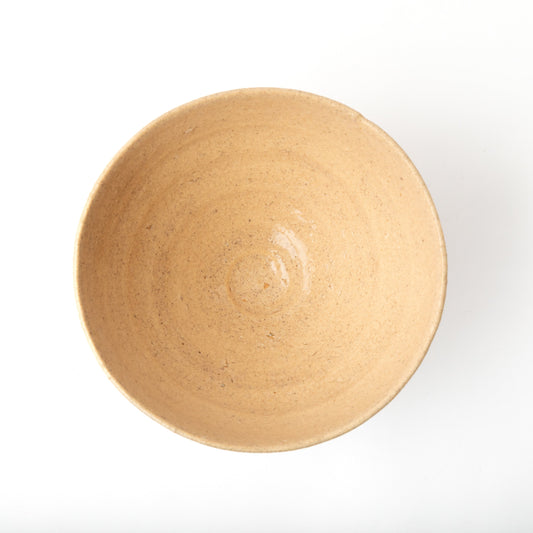 Vue du dessus d’un bol à thé Ido par Kai Tsujimura, poterie japonaise pour la cérémonie du thé