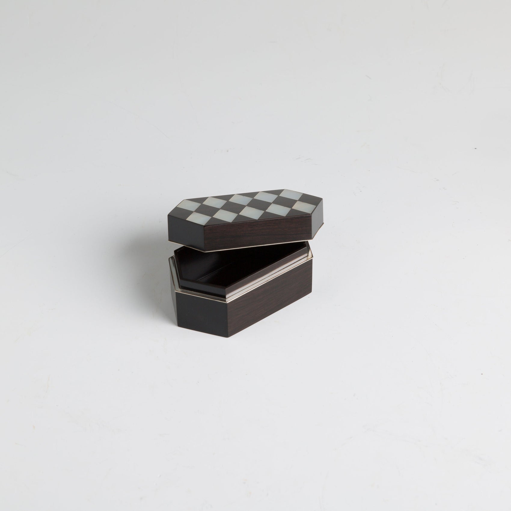Raden-inlaid ebony hexagonal incense container by Inami Hiroyuki made with Lacquer and Mother-of-pearl inlay, open view 