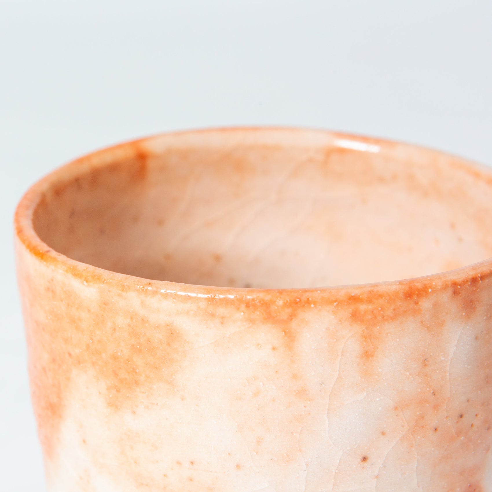 Détail de surface d’un bol à thé en céramique Shino