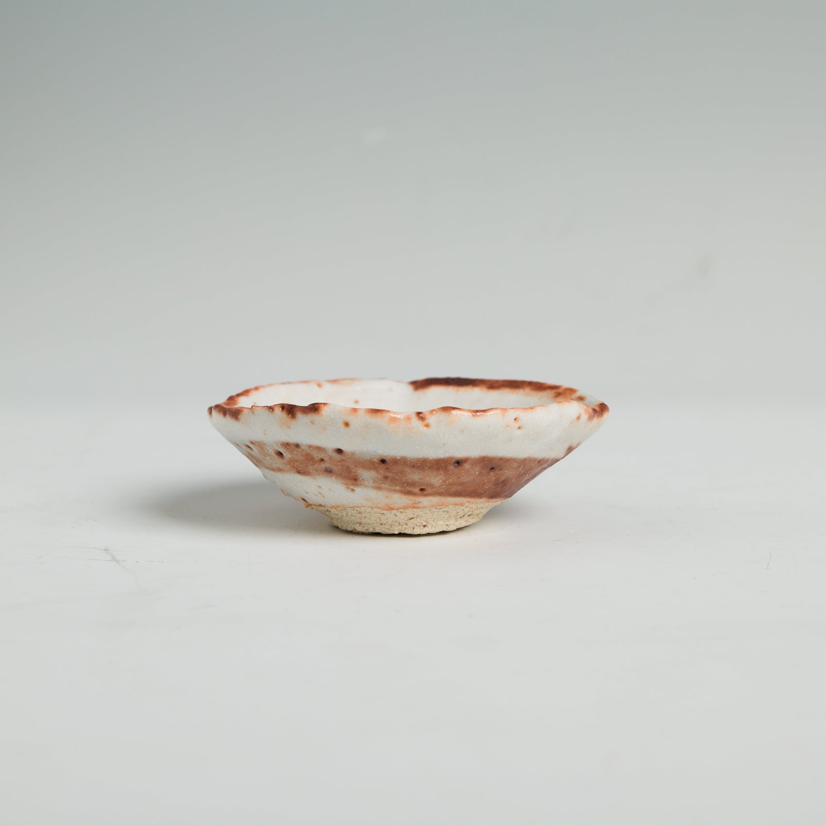 志野釉の酒器 乳白と火色の景色 | 柳下季器 作