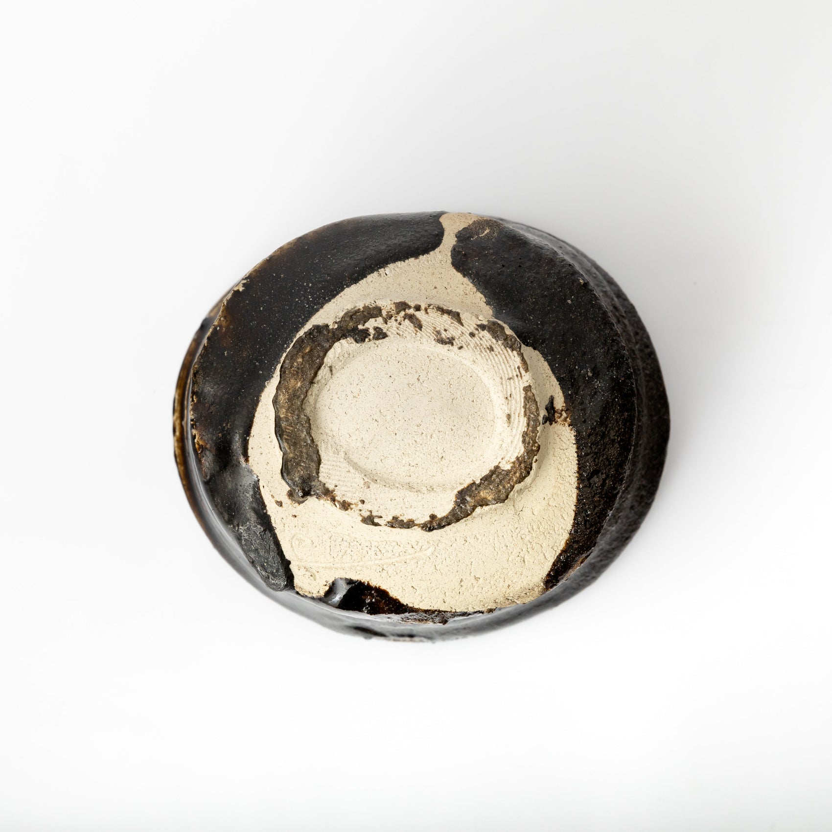 Pied et dessous d’un chawan noir hikidashi de Kai Tsujimura