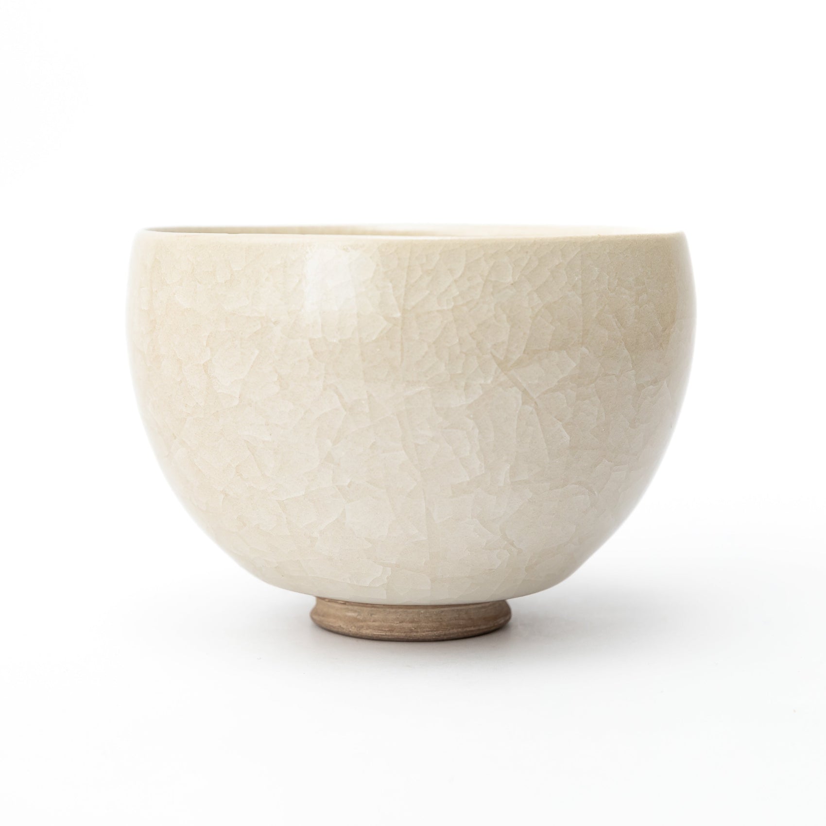 Vue de face d’un chawan en porcelaine blanche | par Takeshi Imaizumi | céramiques japonaises | wanova