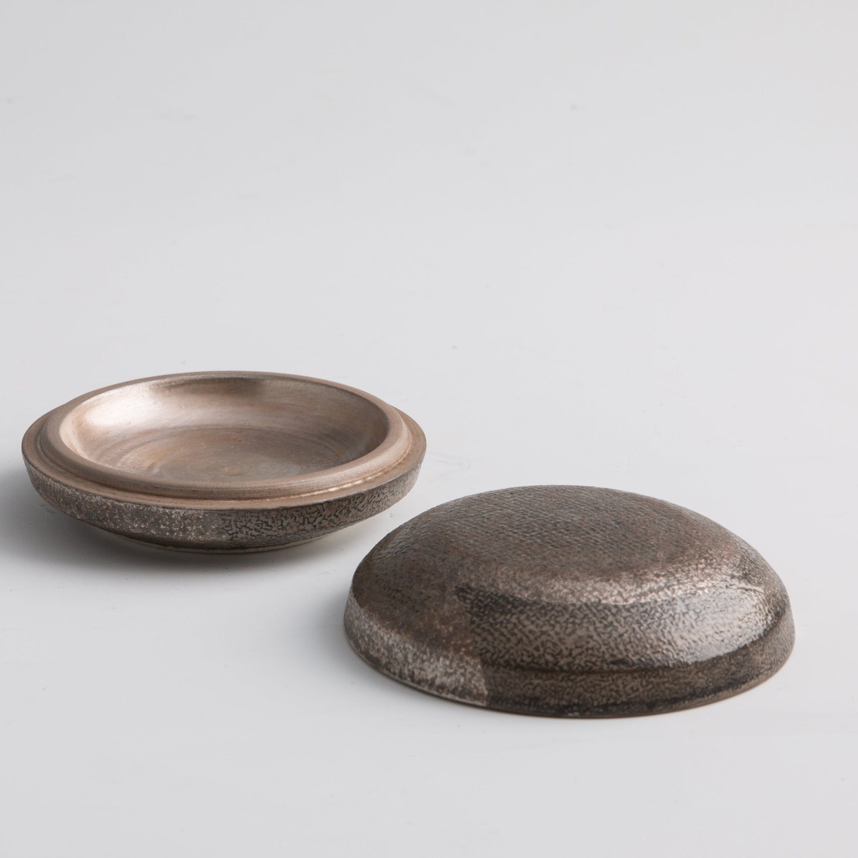 ドット文様の香合 銀灰釉 クローズアップ