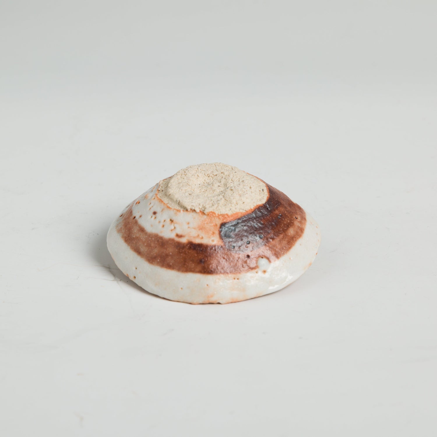 Foot and base of Shino Amigasa guinomi by Hideki Yanashita