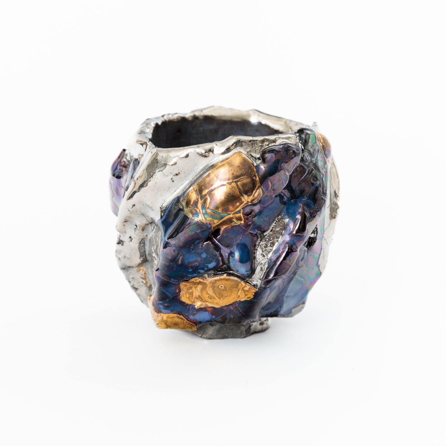 VANISHING POINT | GUINOMI contemporain - coupe à saké japonaise avec accents dorés | côté au lustre bleu | par Toru Ichikawa | wanova