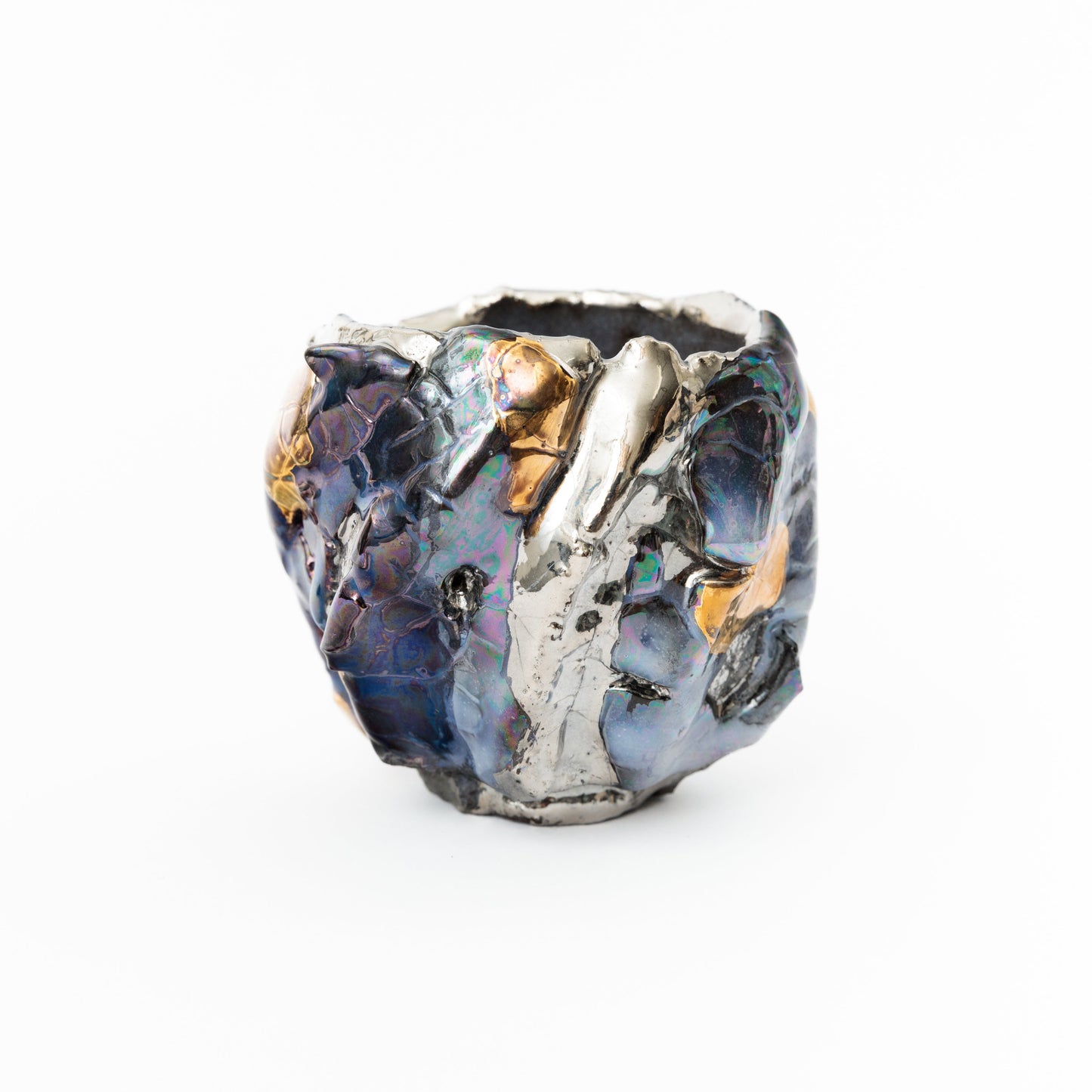 VANISHING POINT | Texture d’un GUINOMI sculptural - coupe à saké japonaise | côté au lustre bleu | par Toru Ichikawa | wanova