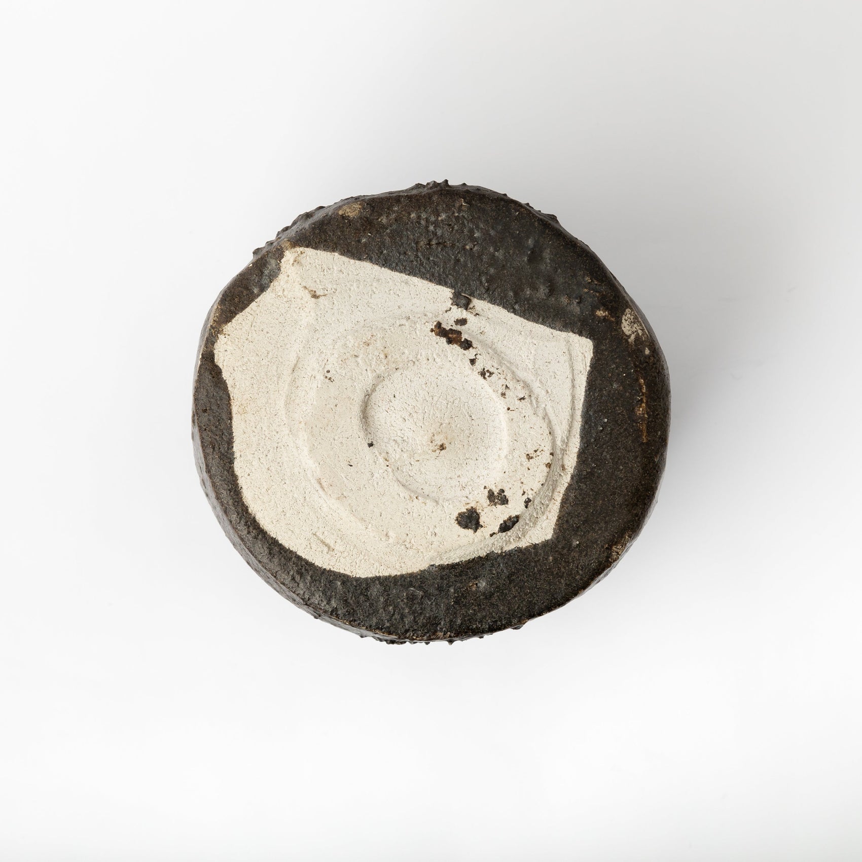 Dessous et pied d’un chawan noir hikidashi