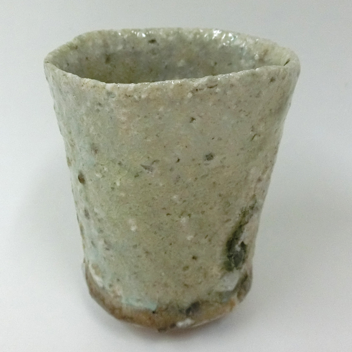 GUINOMI d’Iga, coupe à saké japonaise par Kai Tsujimura, à glaçure cendrée pâle