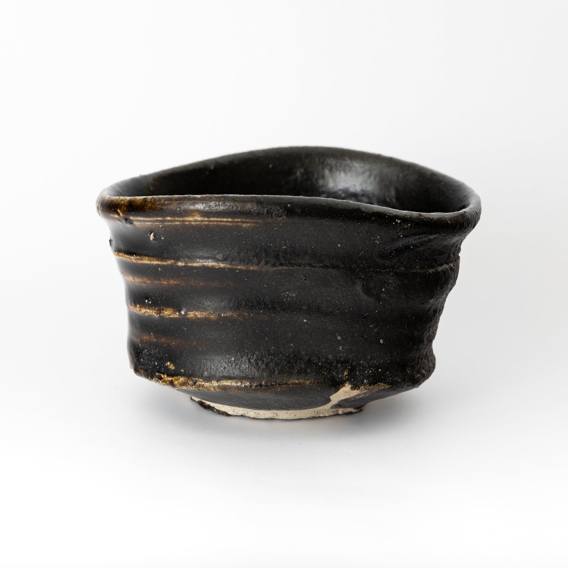 引出黒茶碗の側面
