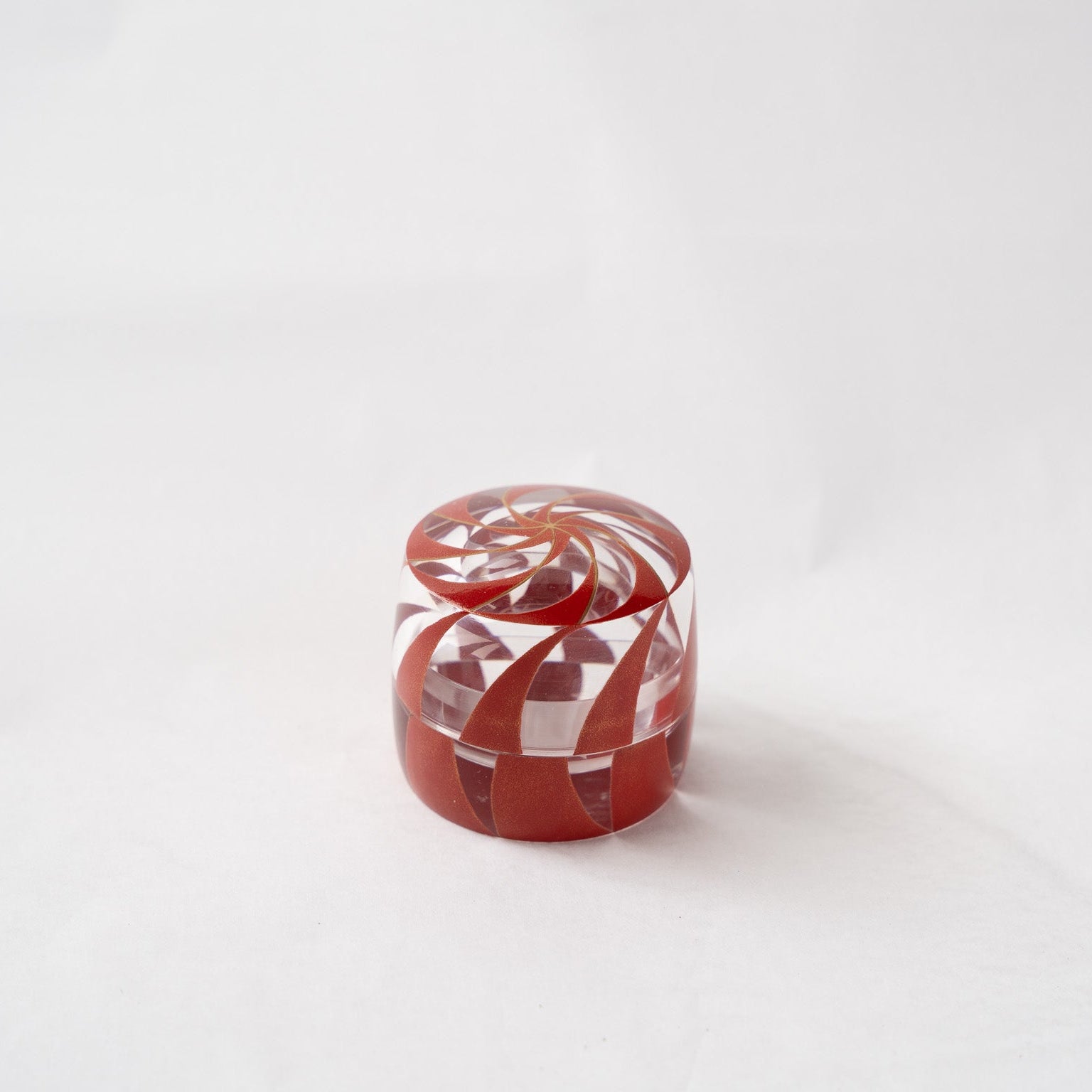 The acrylic Makie small box with its lid slightly removed and resting on the rim, showcasing the internal polished chamber and the optical refraction of the red lines.