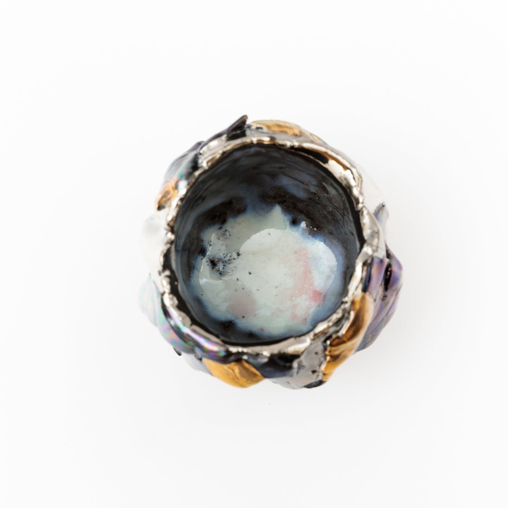 VANISHING POINT｜市川透 作 造形的なぐい呑みの内側上面。青黒い釉調。