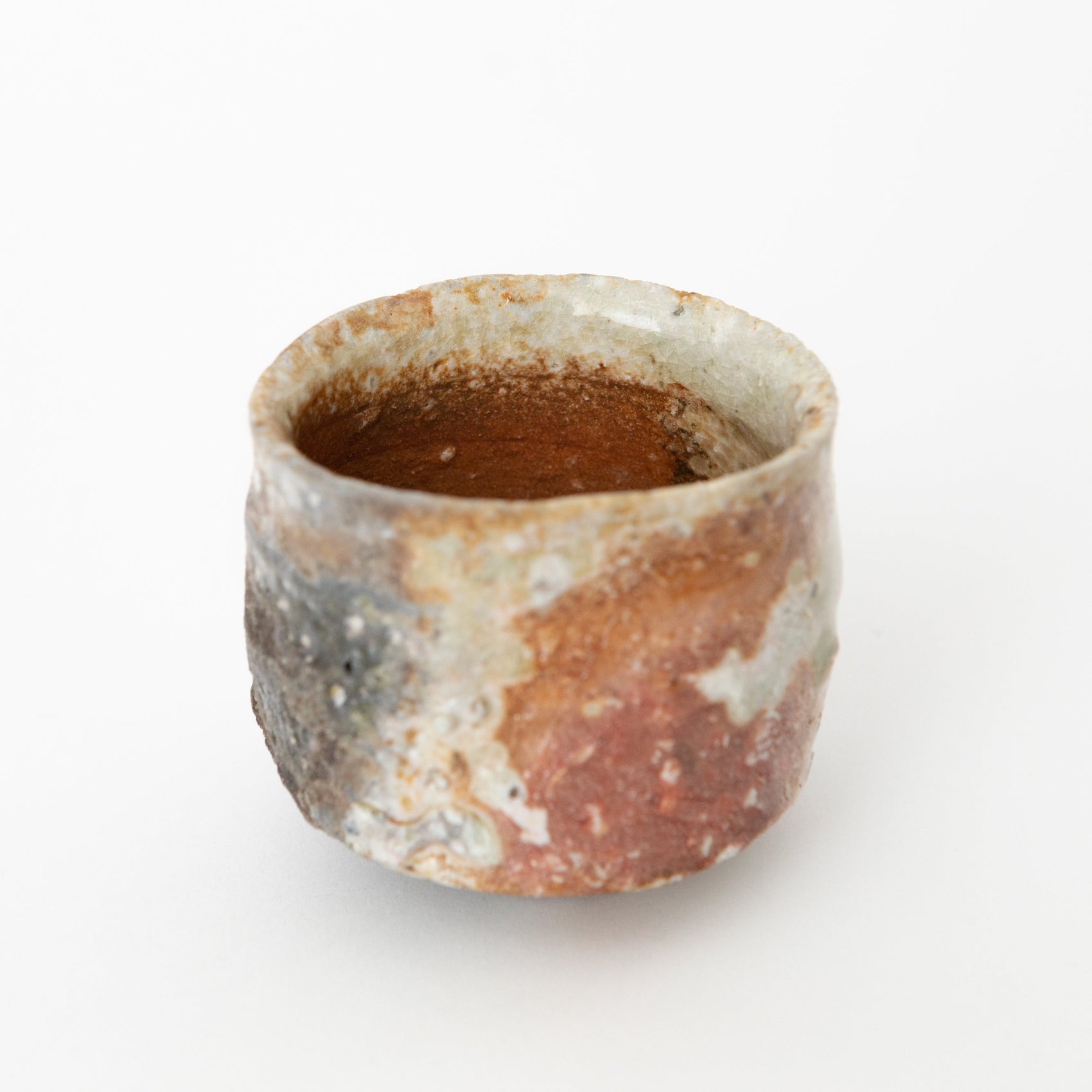 Intérieur du guinomi Iga traces de cuisson | par Kai Tsujimura