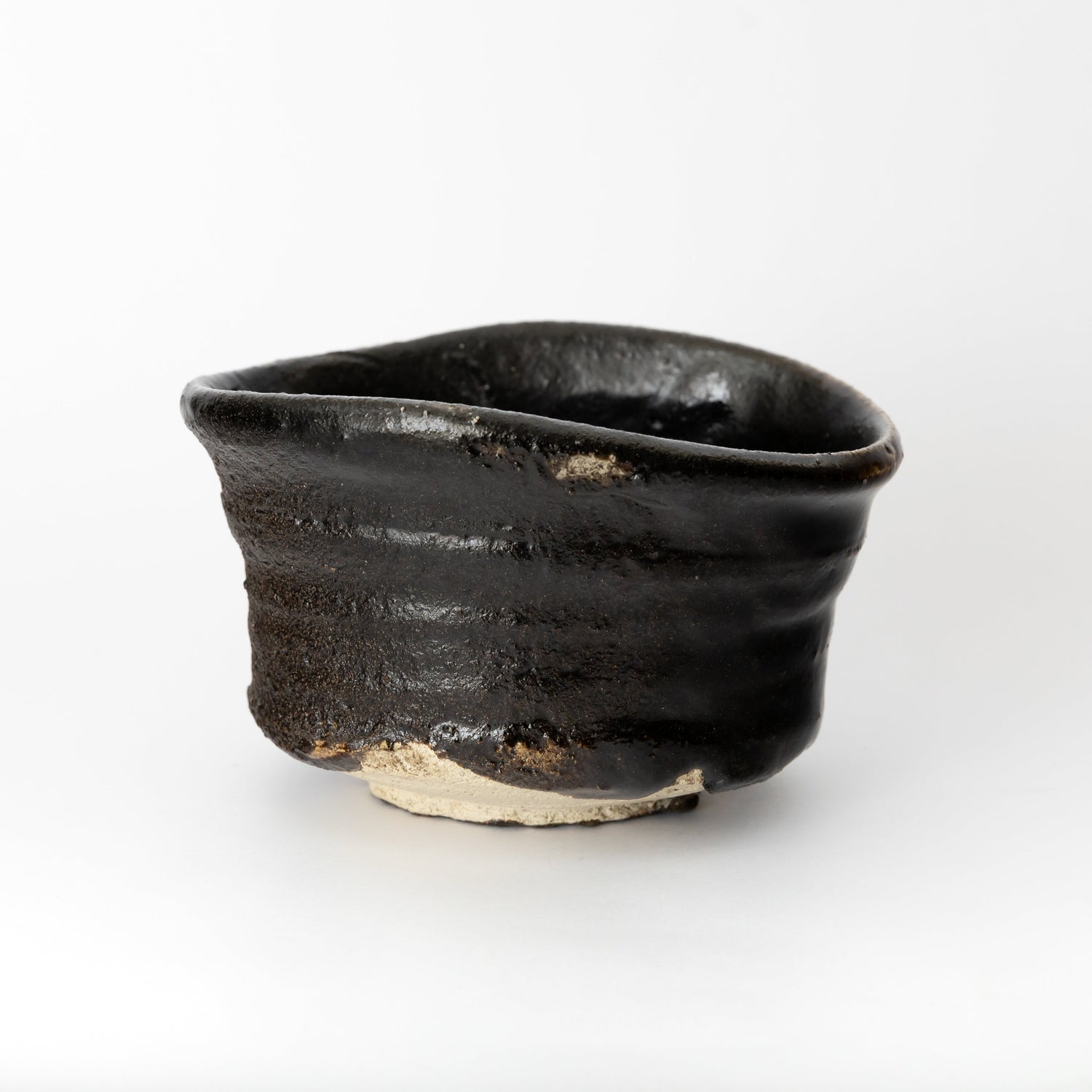 Detail side view of Hikidashi black chawan texture