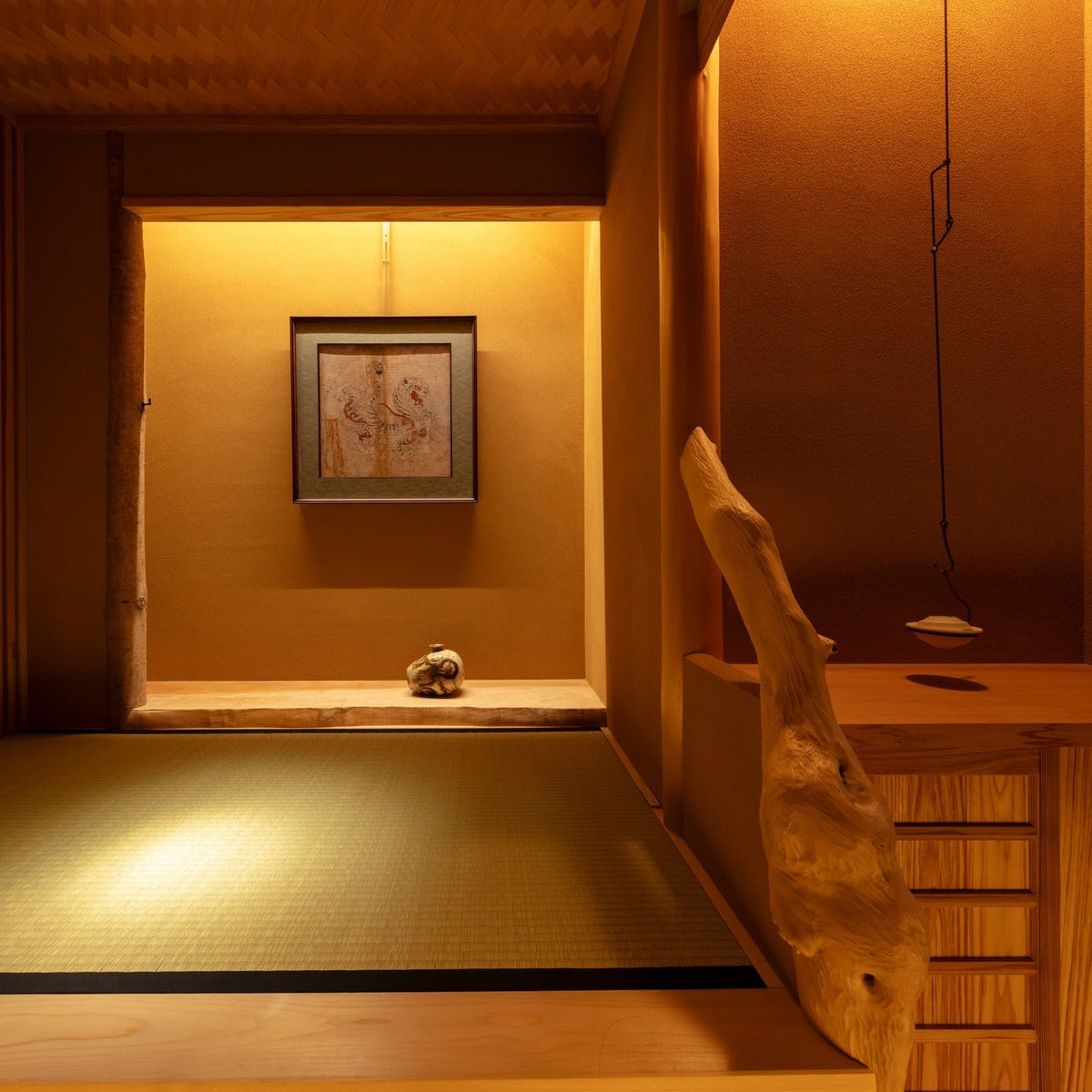 A small framed painting and a gourd-shaped vase rest in the tokonoma of a one-mat chashitsu.