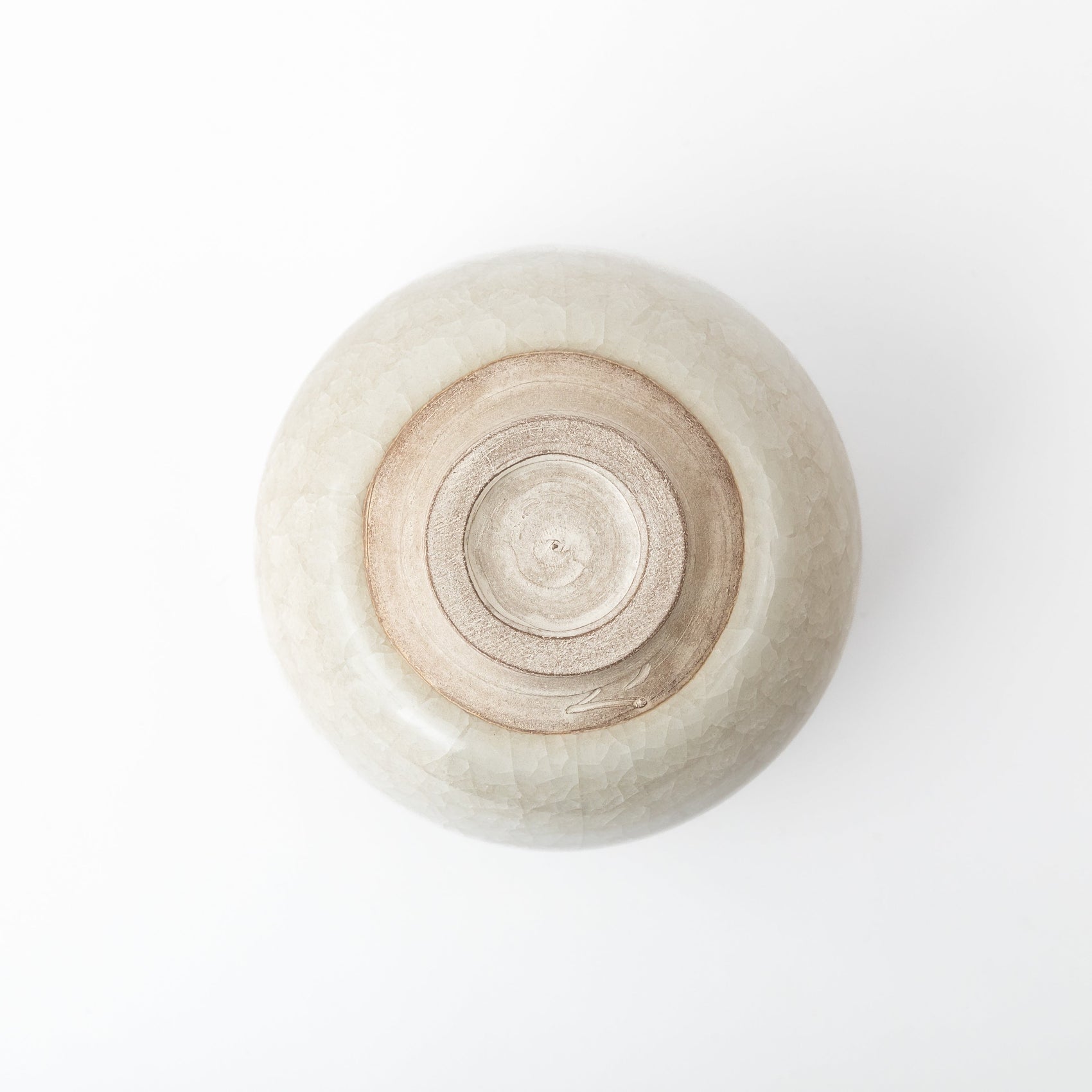 Détail du pied d’un bol à thé kobuku en porcelaine blanche | par Takeshi Imaizumi