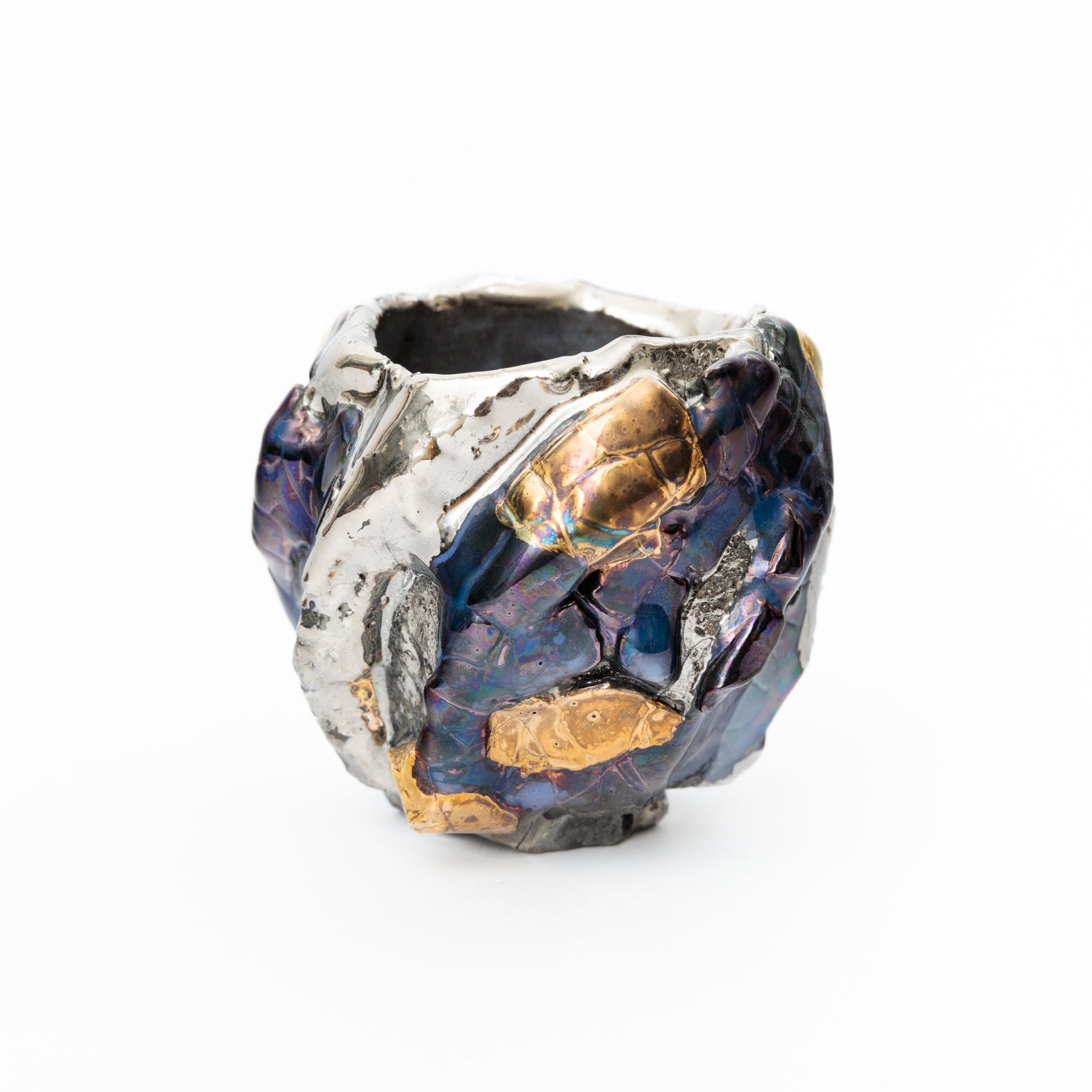 VANISHING POINT｜市川透 作 金彩と虹彩ラスターが輝くぐい呑みの別角度正面。