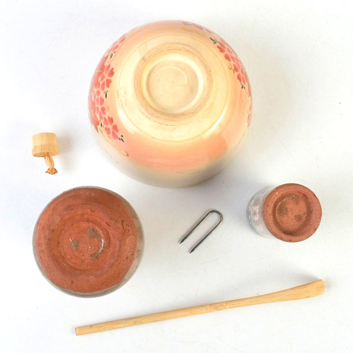 Base view of the CHAWAN showing the soft clay texture, accompanied by the unglazed, earthy feet of the FURIDASHI and CHAKIN-ZUTSU.