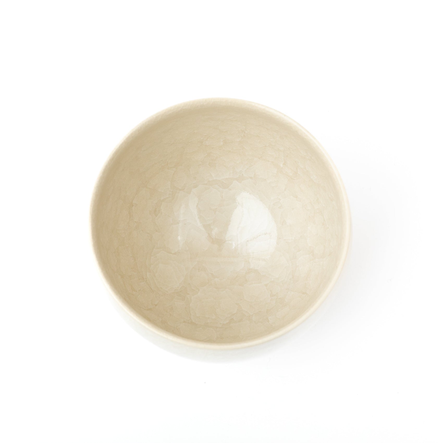 Vue du dessus d’un chawan en porcelaine blanche