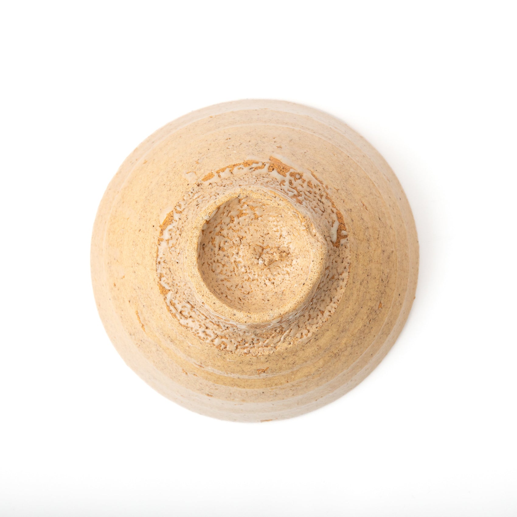 Détail du dessous d’un bol à thé japonais Ido par Kai Tsujimura, poterie cuite au feu de bois