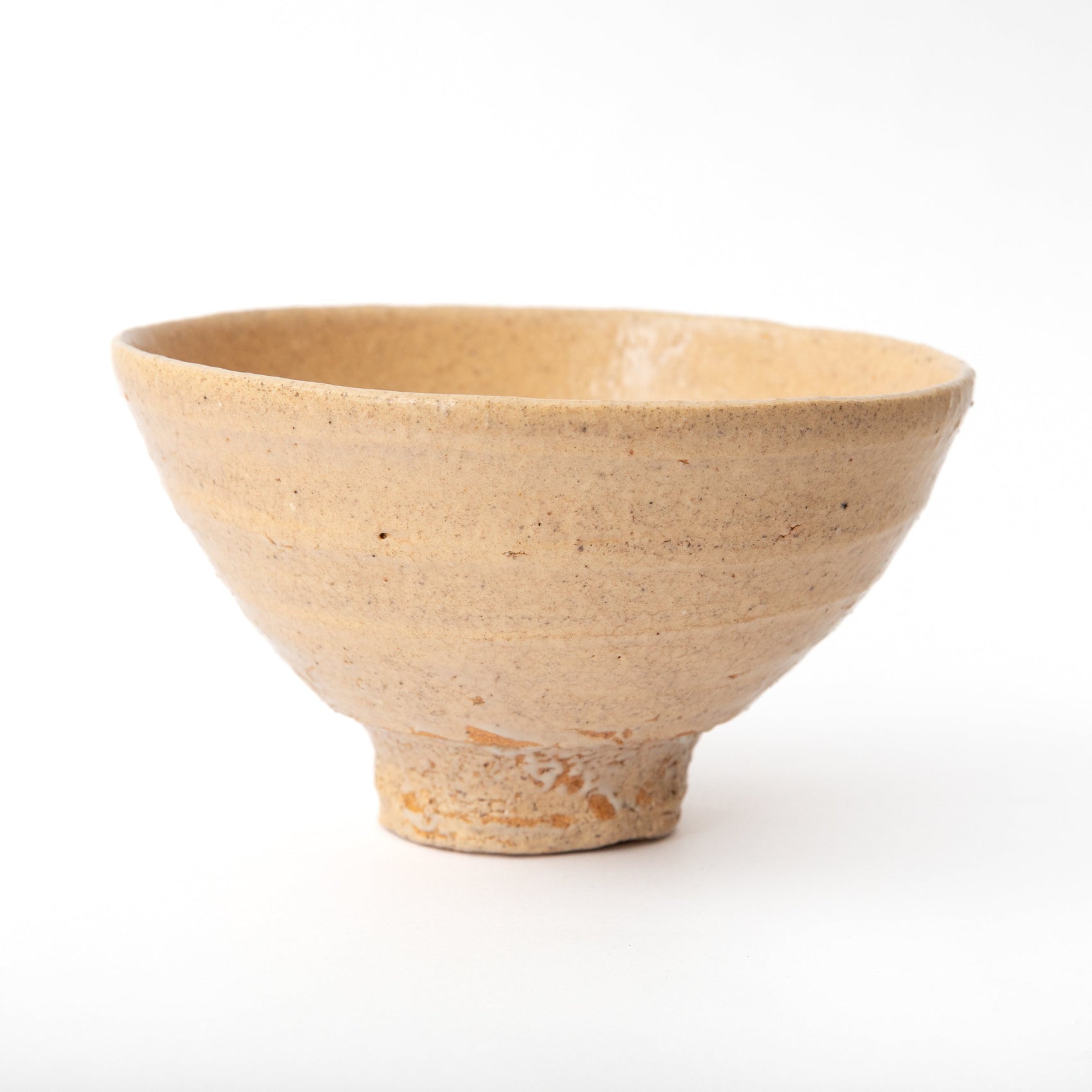 Vue latérale d’un bol à thé Ido de Kai Tsujimura en céramique japonaise