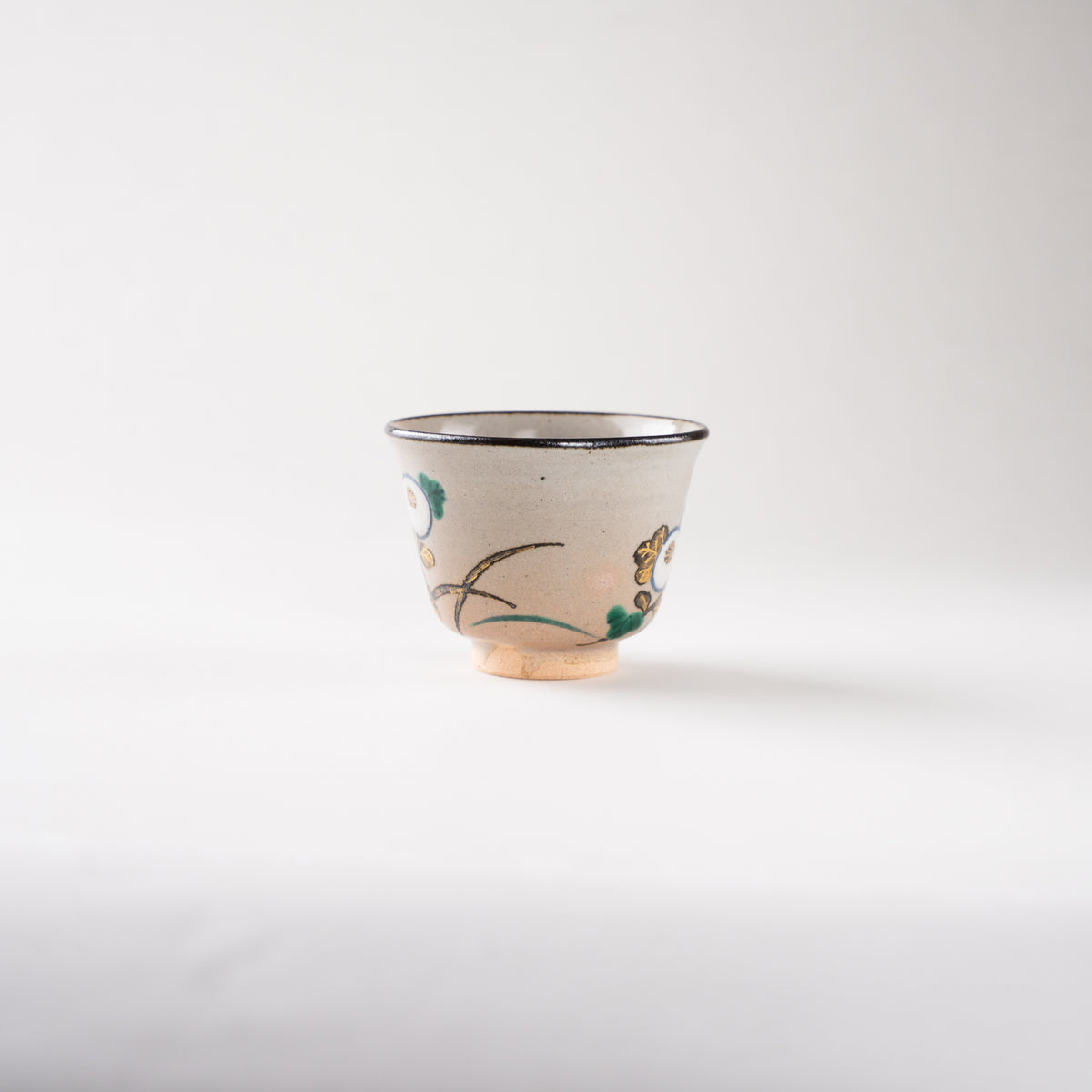 Straight profile view of Eiraku Zengoro XVI's ceramic GUINOMI, displaying the refined overglaze enamel painting of a white chrysanthemum branch.