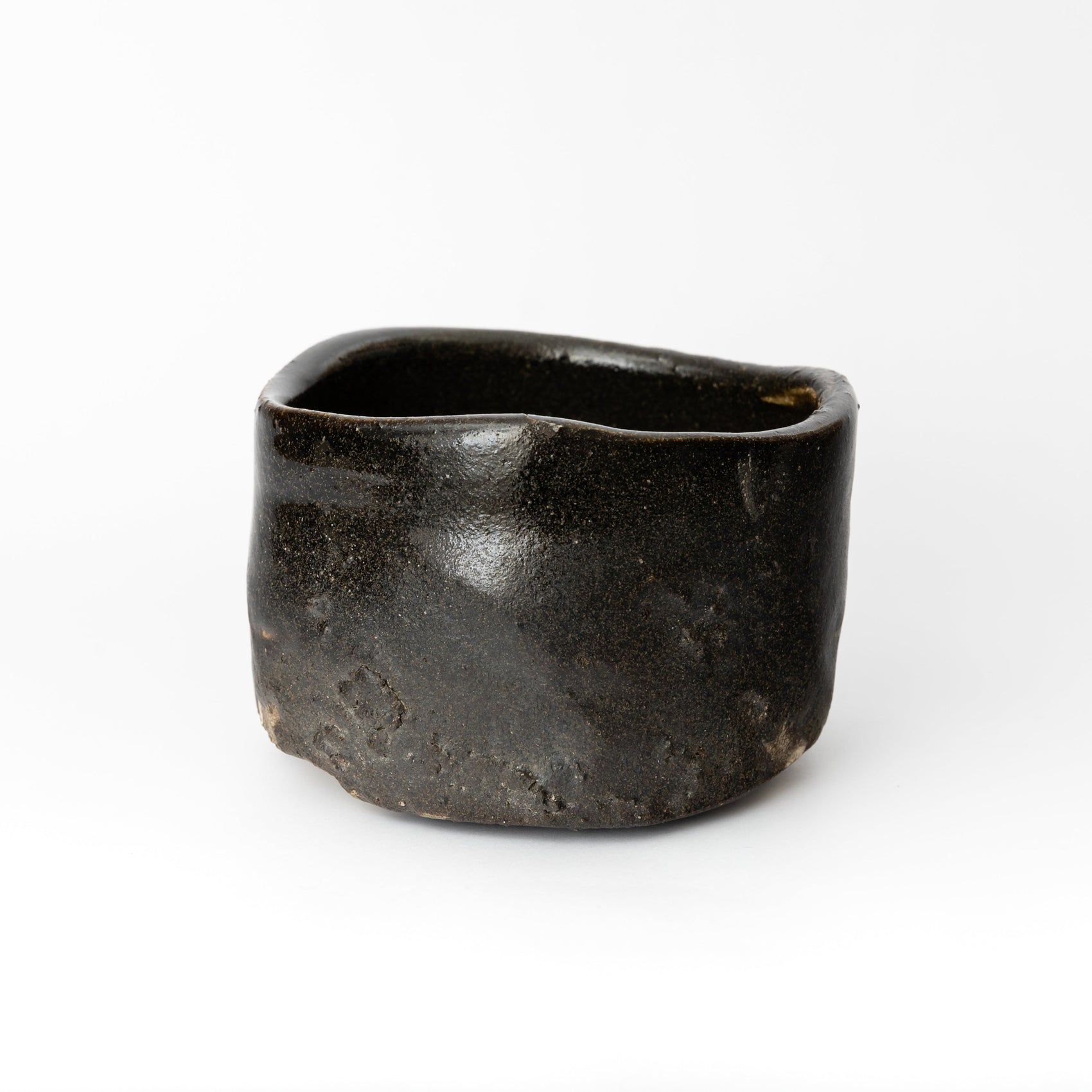 Vue latérale d’un chawan noir hikidashi