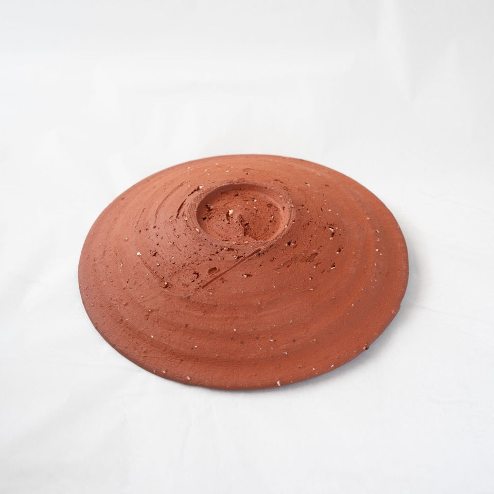 Reverse view of a reddish-brown yakishime plate by Kai Tsujimura, showcasing a rustic, unglazed clay surface and a hand-trimmed central foot.