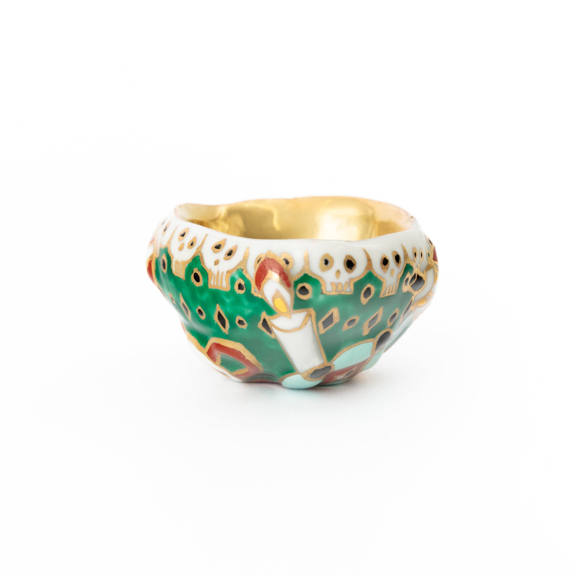 Takara-zukushi sakazuki by Kasumi Ueba side view decorative motif