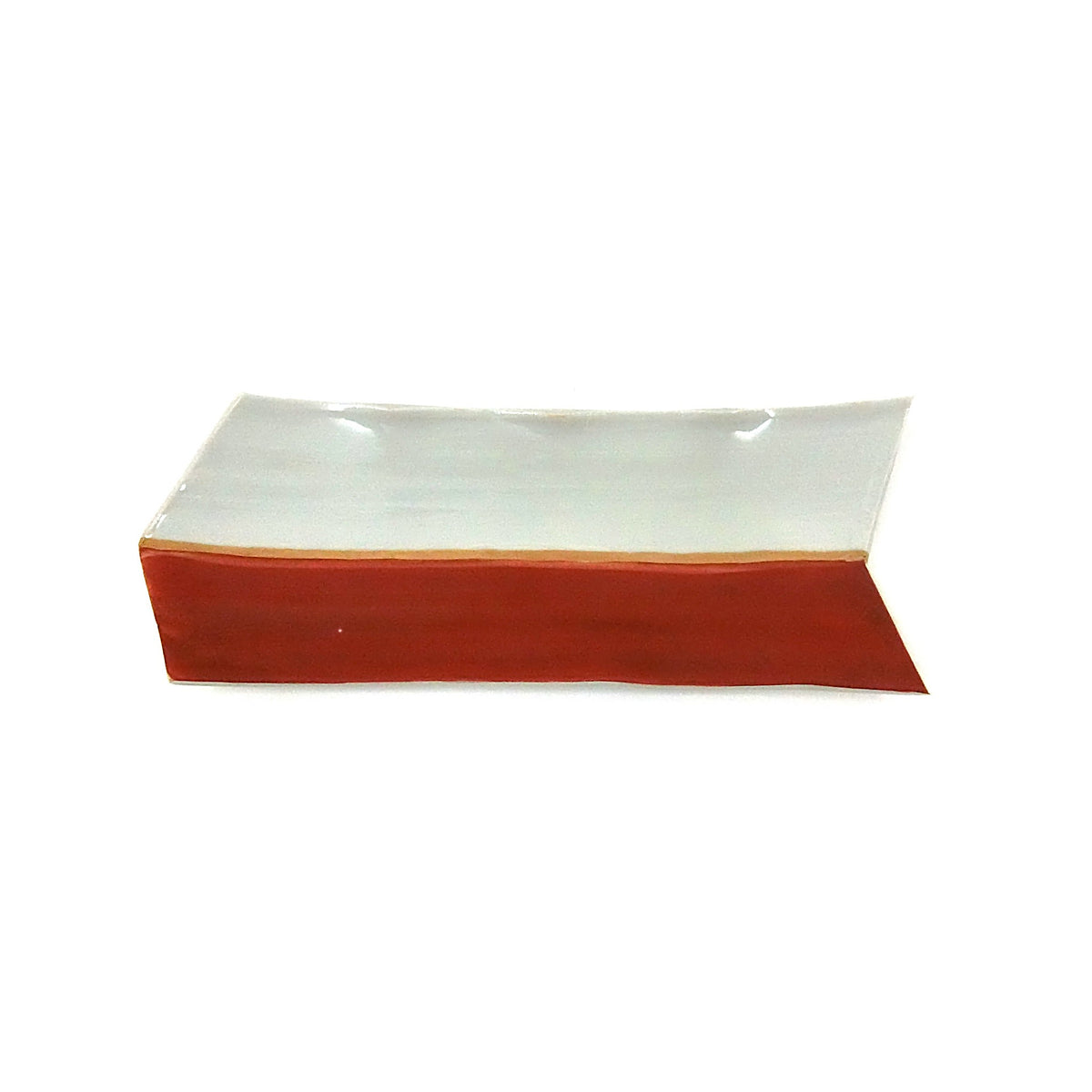 Side view of the plate with the vermilion edge facing forward and the raised ends visible.