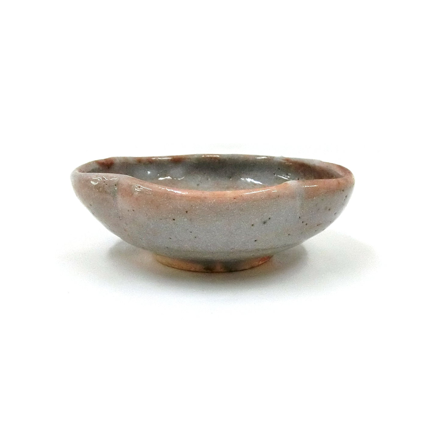 Nezumi shino rinka bowl by Mahito Yoshida side view
