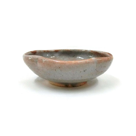 Nezumi shino rinka bowl by Mahito Yoshida side view