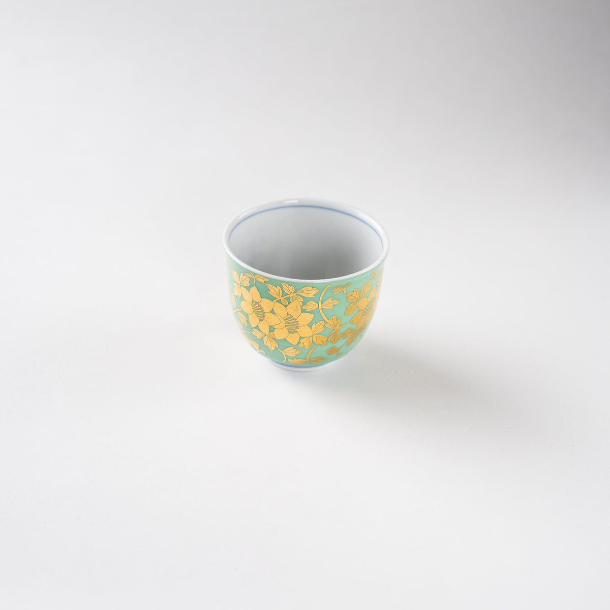 High-angle shot showing the lip rim and interior basin of Mitsuru Yoshida’s Kinrande GUINOMI against a clean studio backdrop.