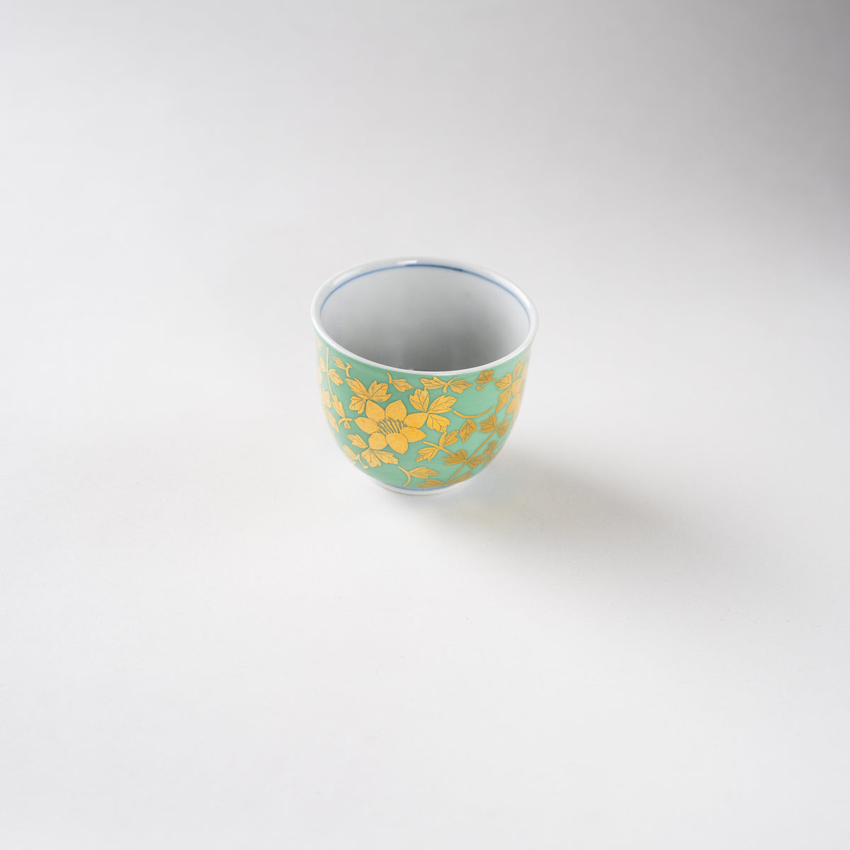 Turned high-angle perspective of the ceramic GUINOMI by Mitsuru Yoshida, highlighting the smooth glaze finish and elegant curve.