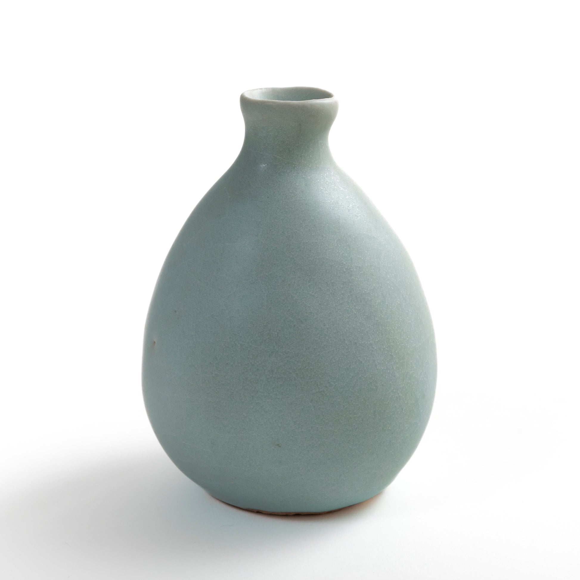 Gokuten celadon tokkuri by Sadamitsu Sugimoto side