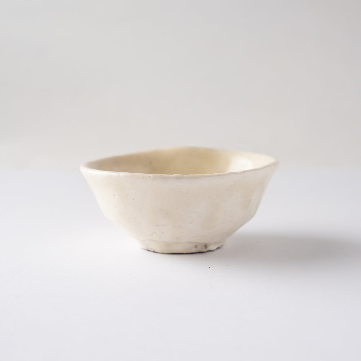 Profile view of the Kohiki SAKAZUKI sake cup by Seiya Toyoba, highlighting its subtle faceted planes and low foot ring.