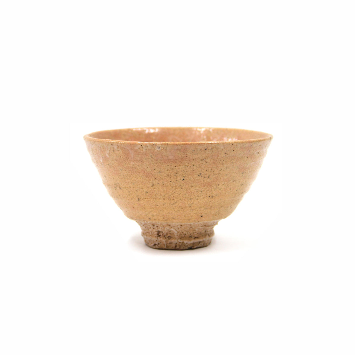 白い背景に置かれた枇杷色の大井戸茶盌を正面から見たところ。高い高台から広い口縁へと大きく開く。