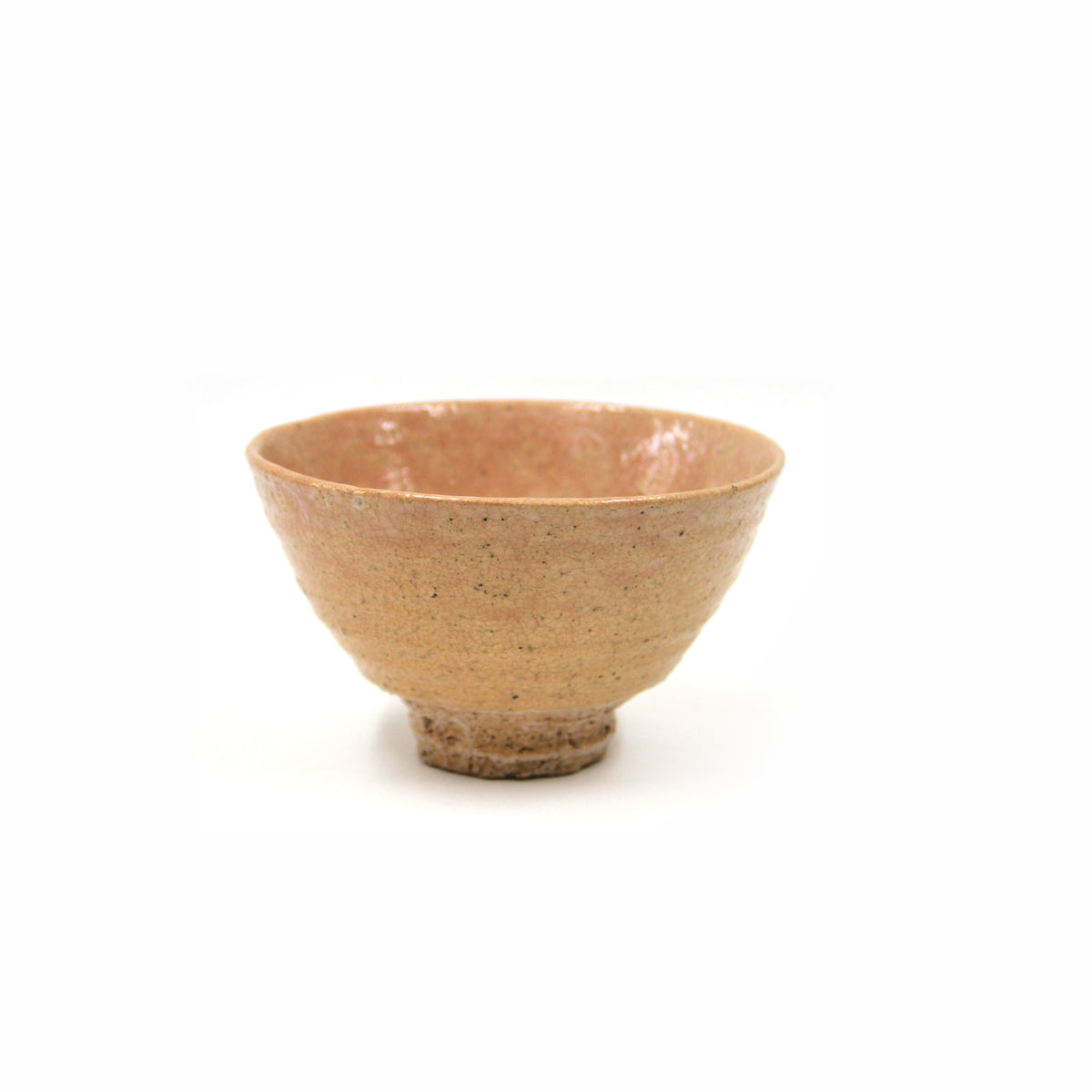 茶盌を上から斜めに見たところ。上部の壁面で釉が薄くなり橙色に転じている。