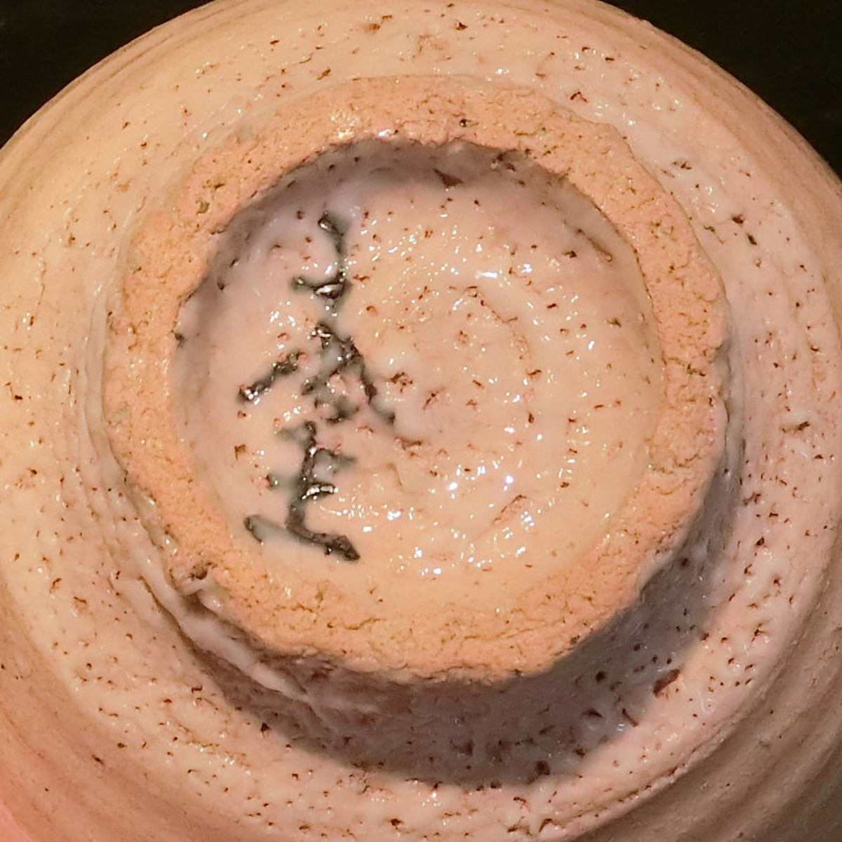 底部の細部。作家の銘と、高台まわりに粒立つ梅花皮の釉。