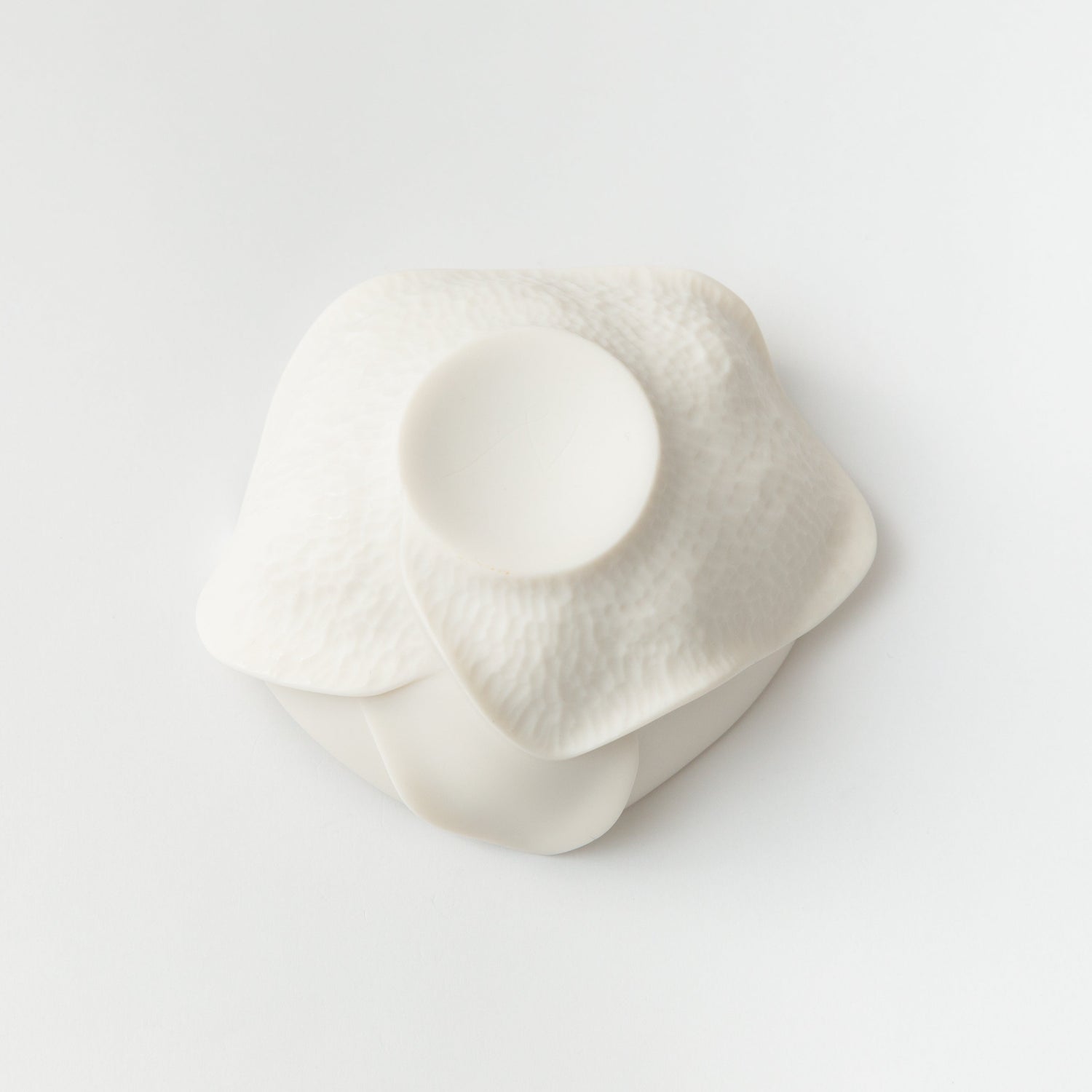 Hakujī carved water ripple sake cup Kaoru by Shigeyuki Niwa bottom view