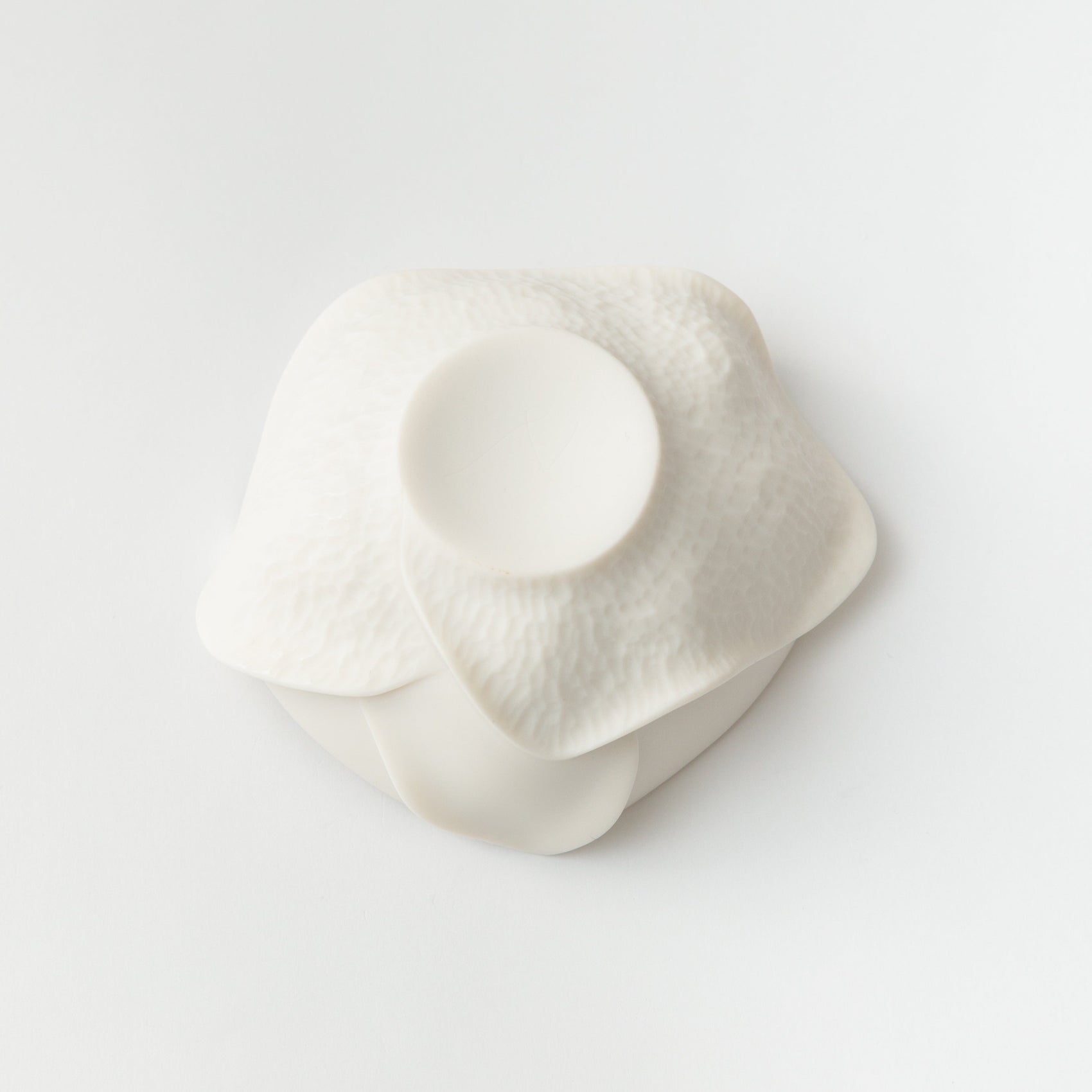 Hakujī carved water ripple sake cup Kaoru by Shigeyuki Niwa bottom view