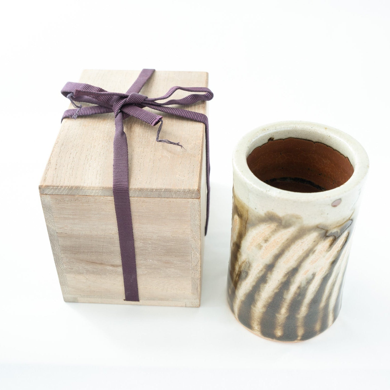 The Mashiko vase presented alongside the closed wooden storage box secured with a traditional purple fabric ribbon.