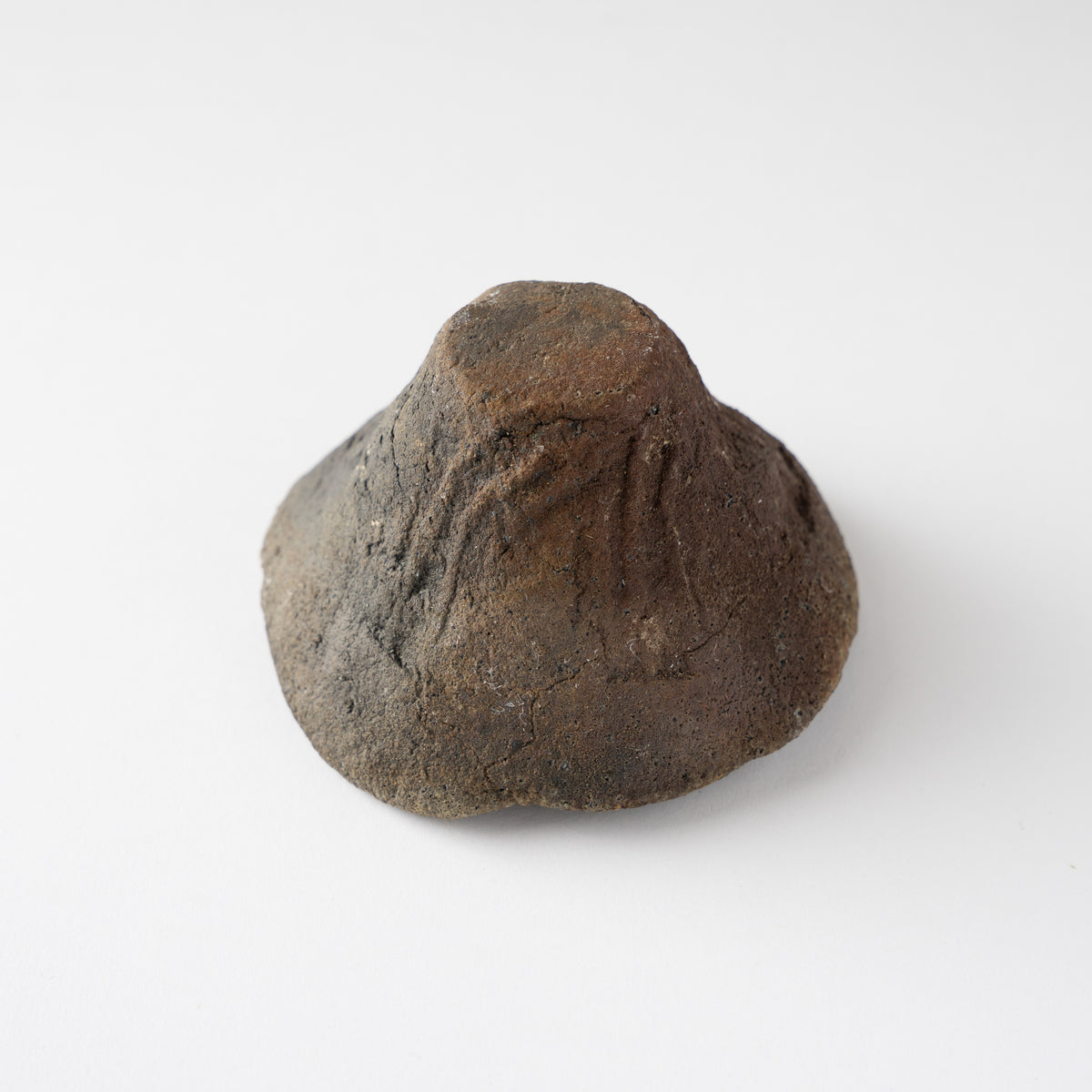 Inverted view displaying the small unglazed base and rustic underside texture of Tamotsu Funakoshi’s GUINOMI cup.
