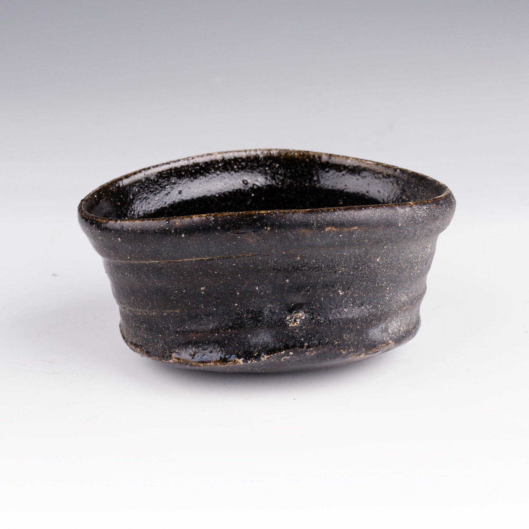 Vue latérale d’un chawan noir Oribe de Kai Tsujimura en céramique japonaise