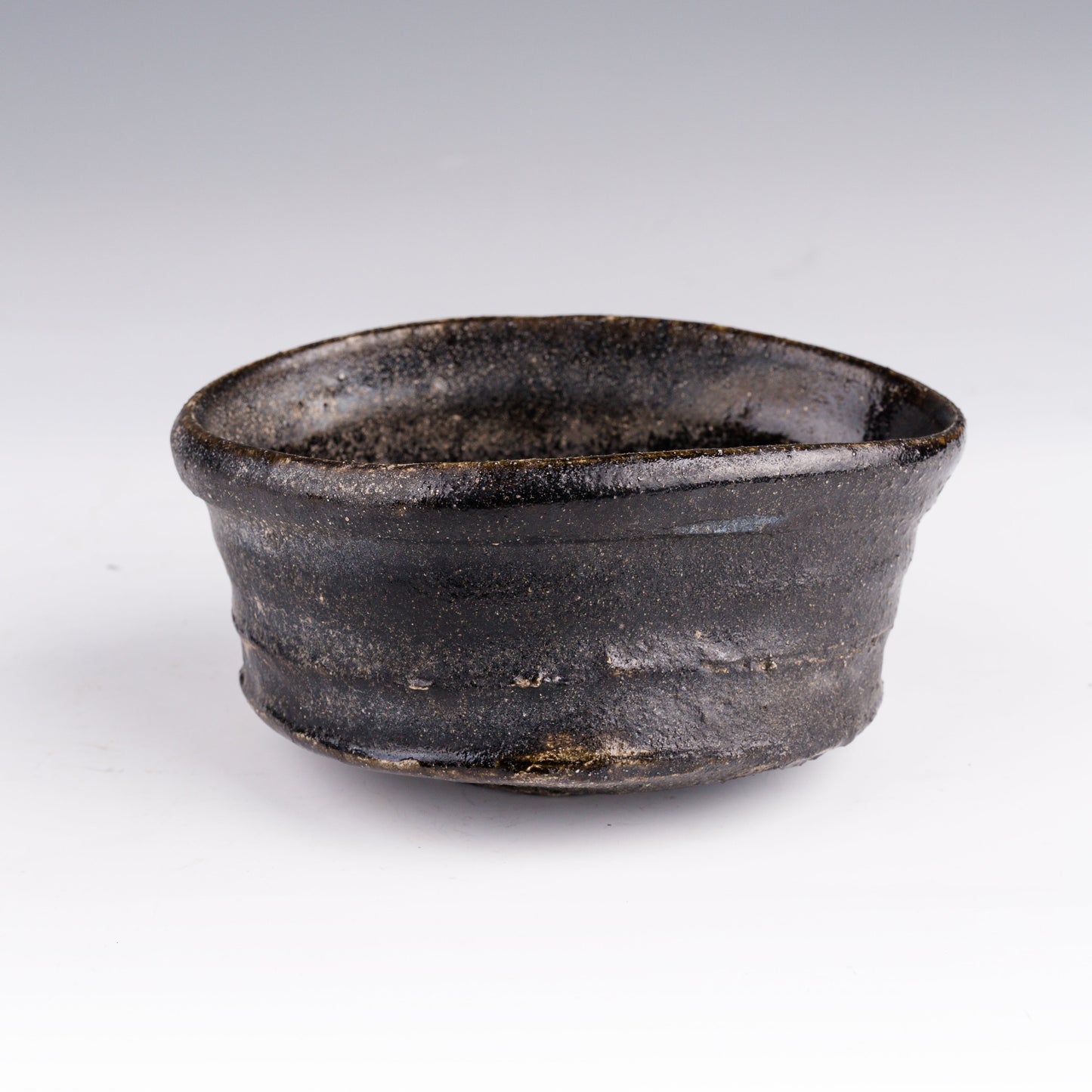辻村塊 作 黒織部茶碗の正面