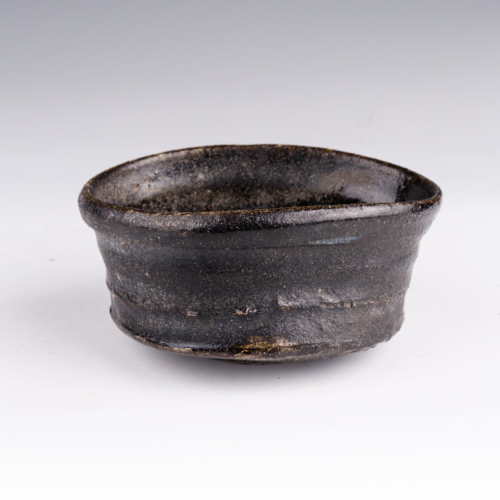 Vue de face d’un bol à thé noir Oribe de Kai Tsujimura en céramique japonaise