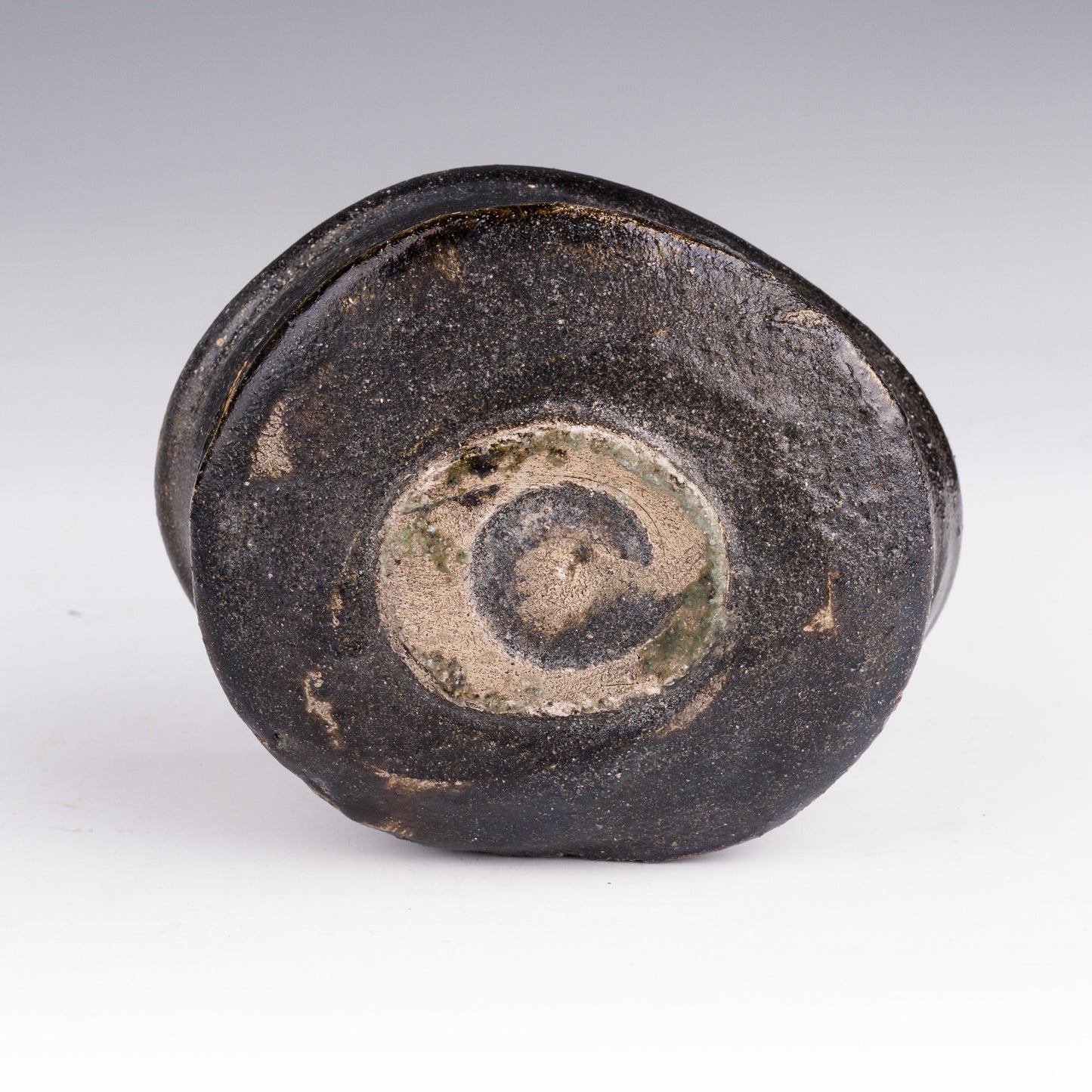 辻村塊 作 黒織部茶碗の高台と底部